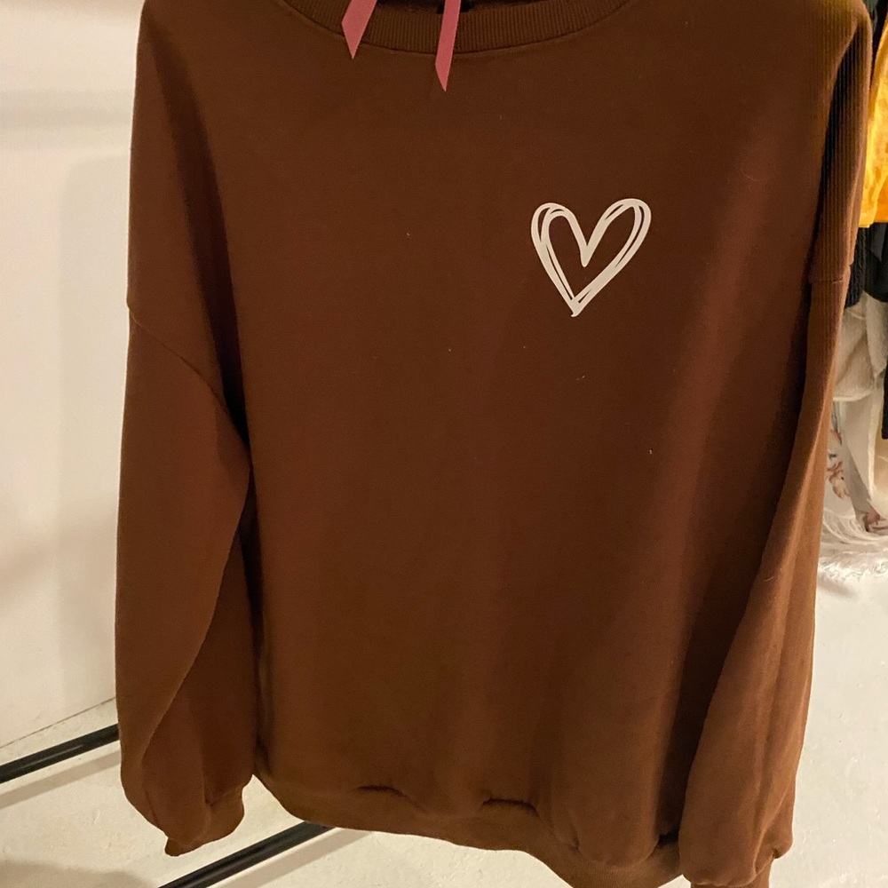 Sweatshirt shein. Brown with heart